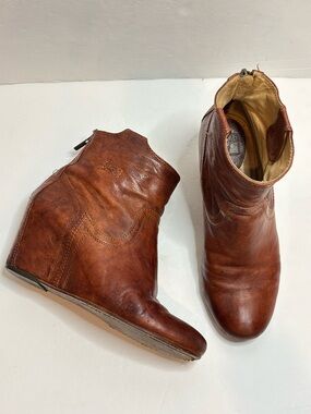 Frye Carson Wedge Bootie Cognac Leather 9 3470655